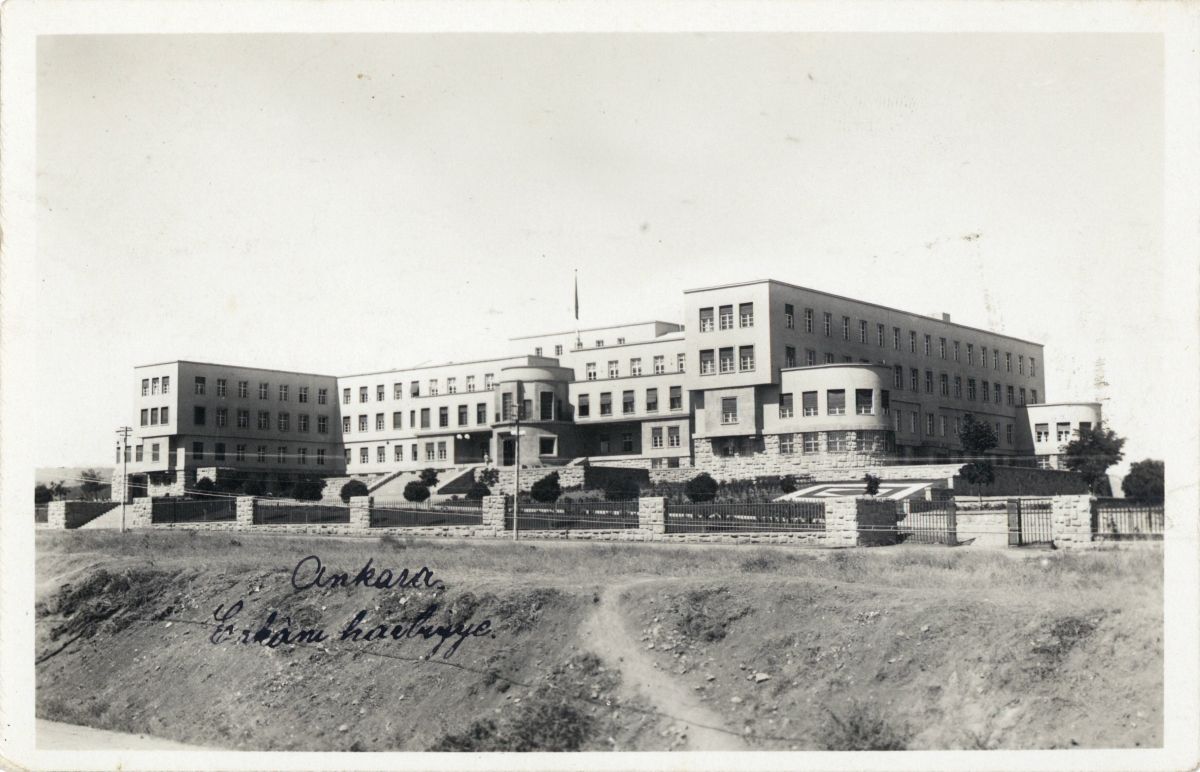 Ahanka212 Clemens Holzmeister’ın Türkiye’de tasarladığı ilk yapılardan biri olan Türk Silahlı Kuvvetleri Genelkurmay Başkanlığı Binası, 1929-30<br />
Salt Araştırma, Fotoğraf ve Kartpostal Arşivi<br />
