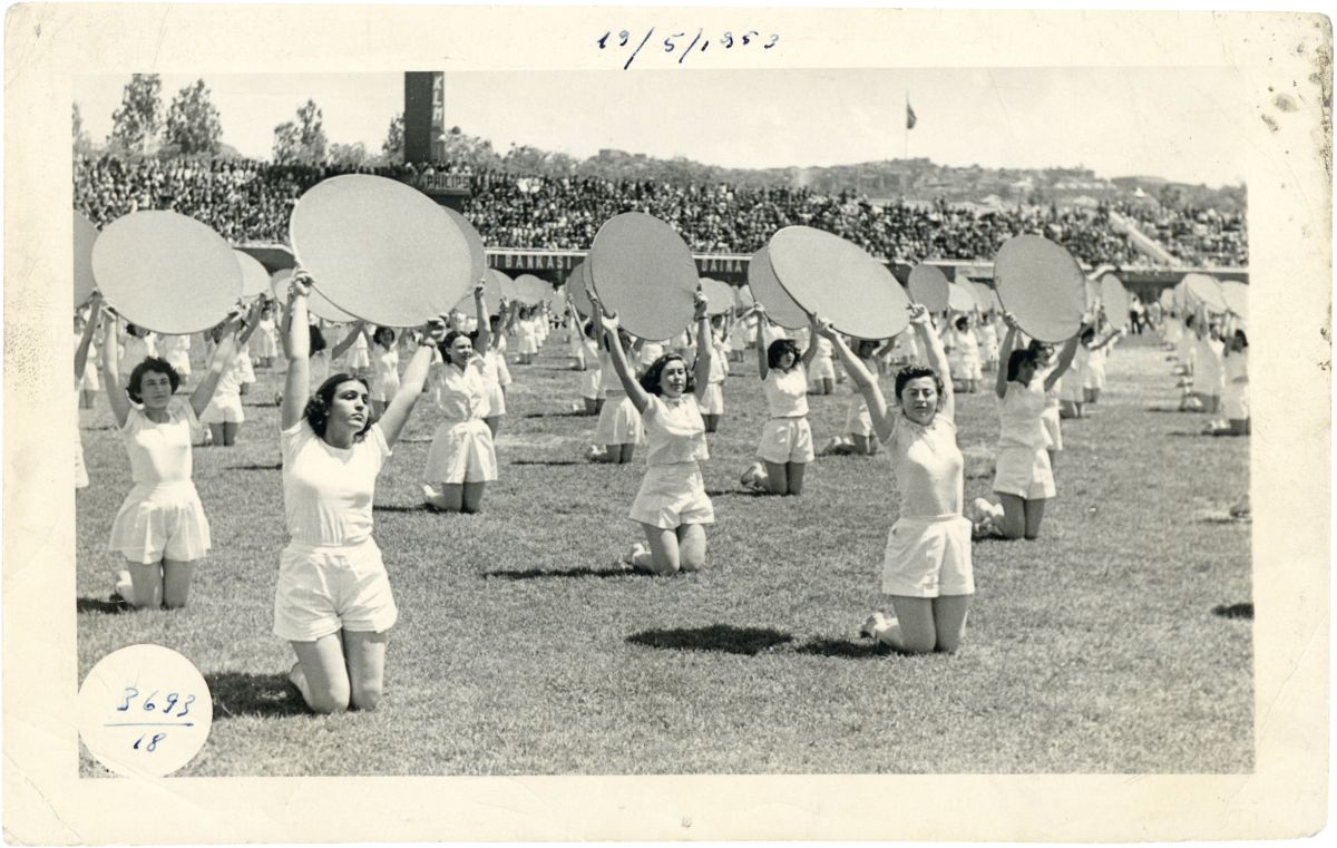 Ahanka220 19 Mayıs Stadyumu'nda Gençlik ve Spor Bayramı kutlamaları, Ankara, 1953<br />
Salt Araştırma, Fotoğraf ve Kartpostal Arşivi<br />
