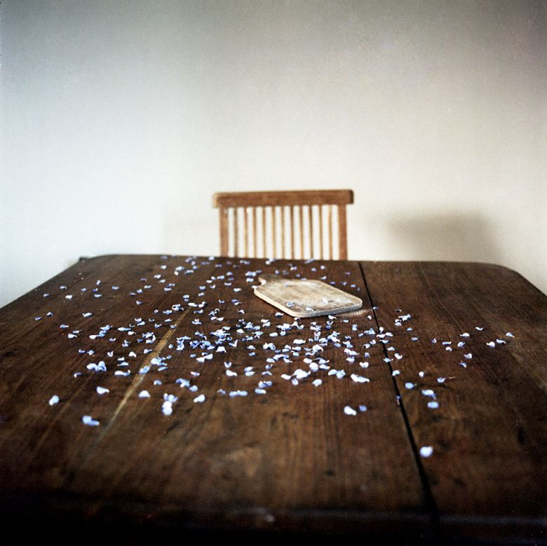 Table and fallen flowers, Andilly, France (2012) Masa ve dökülmüş çiçekler, Andilly, Fransa (2012). <i>Martha’s Song</i> serisinden © Arja Hyytiäinen<br />
