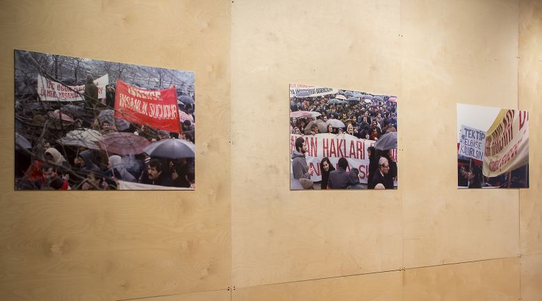 Nerden geldik buraya sergisinden <i>Nerden geldik buraya</i> sergisinden
Fotoğraf: Mustafa Hazneci, SALT Beyoğlu, 2015