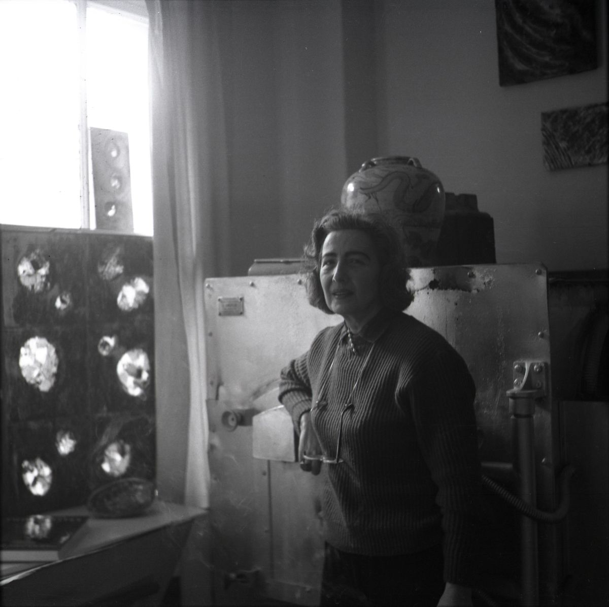 Awg Gorsel 3 Edh0026003 Füreya Koral atölyesinde, Elmadağ (İstanbul), 1965<br />
Salt Araştırma, Eliza Day Arşivi<br />
