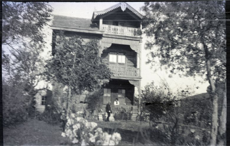 B2 523 001 Reşad Ekrem Koçu’nun ailesinin Göztepe’deki köşkü önünde babası 
Kadir Has Üniversitesi Bilgi Merkezi – Salt Araştırma, Reşad Ekrem Koçu ve İstanbul Ansiklopedisi Arşivi