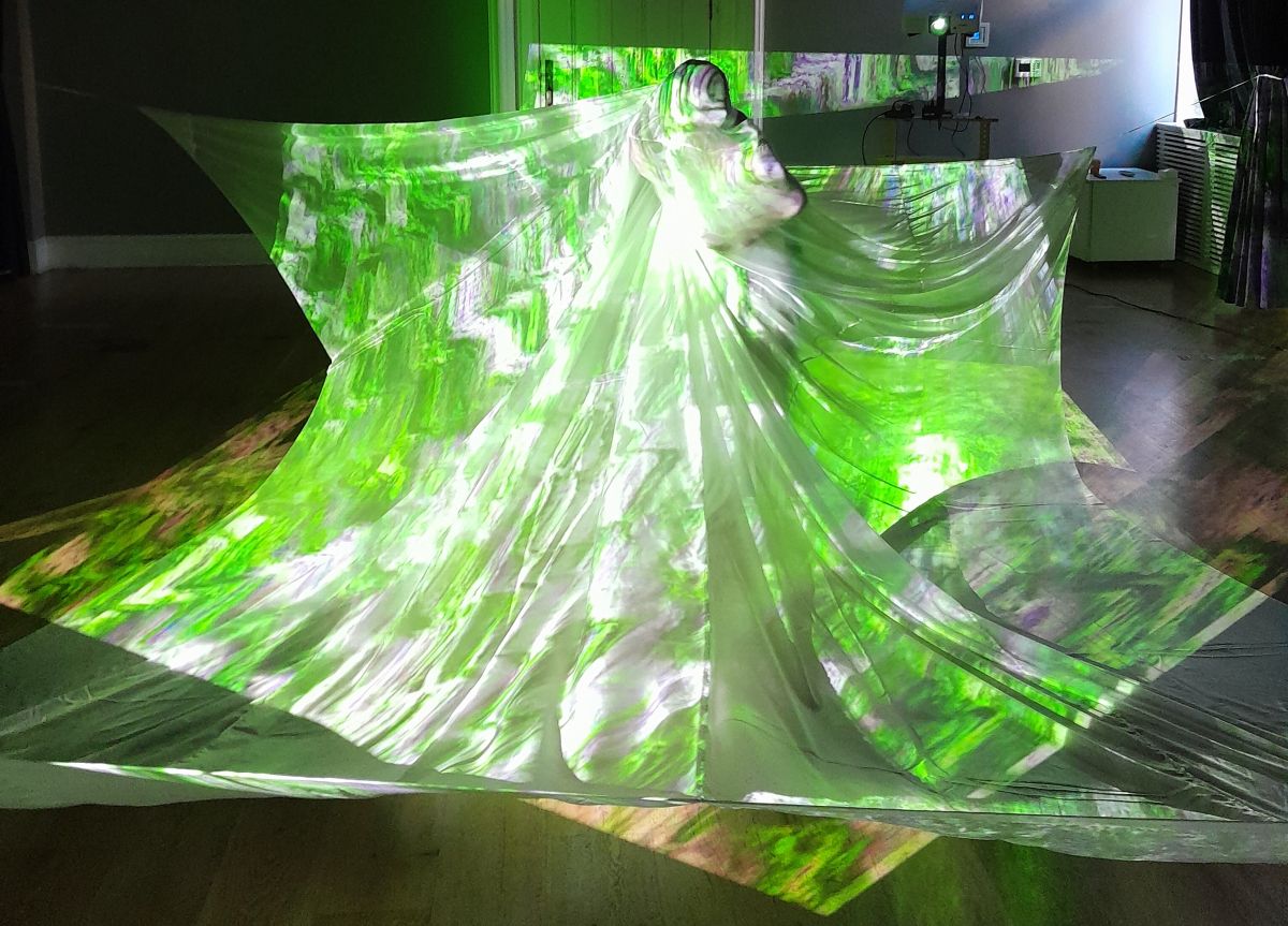 Beyaz Kadn DijitalLABperformans’ın performanslarından bir kare