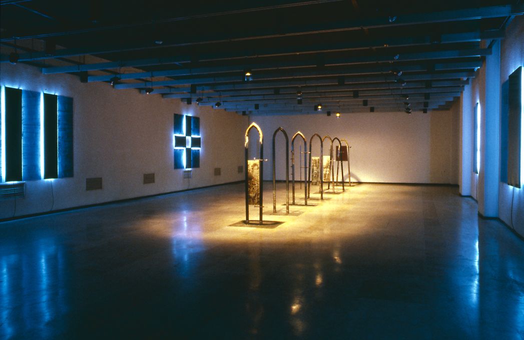 Bir Yuzun Diger Yuzu 1993 Akm Ahmet Oktem Ergul Ozkutan 049 Ahmet Öktem ve Ergül Özkutan'ın <i>Bir Yüzün Diğer Yüzü</i> sergisinden görünüm, Atatürk Kültür Merkezi (İstanbul), 1993<br />
Fotoğraf: Ahmet Öktem<br />
Salt Araştırma, Ahmet Öktem Arşivi