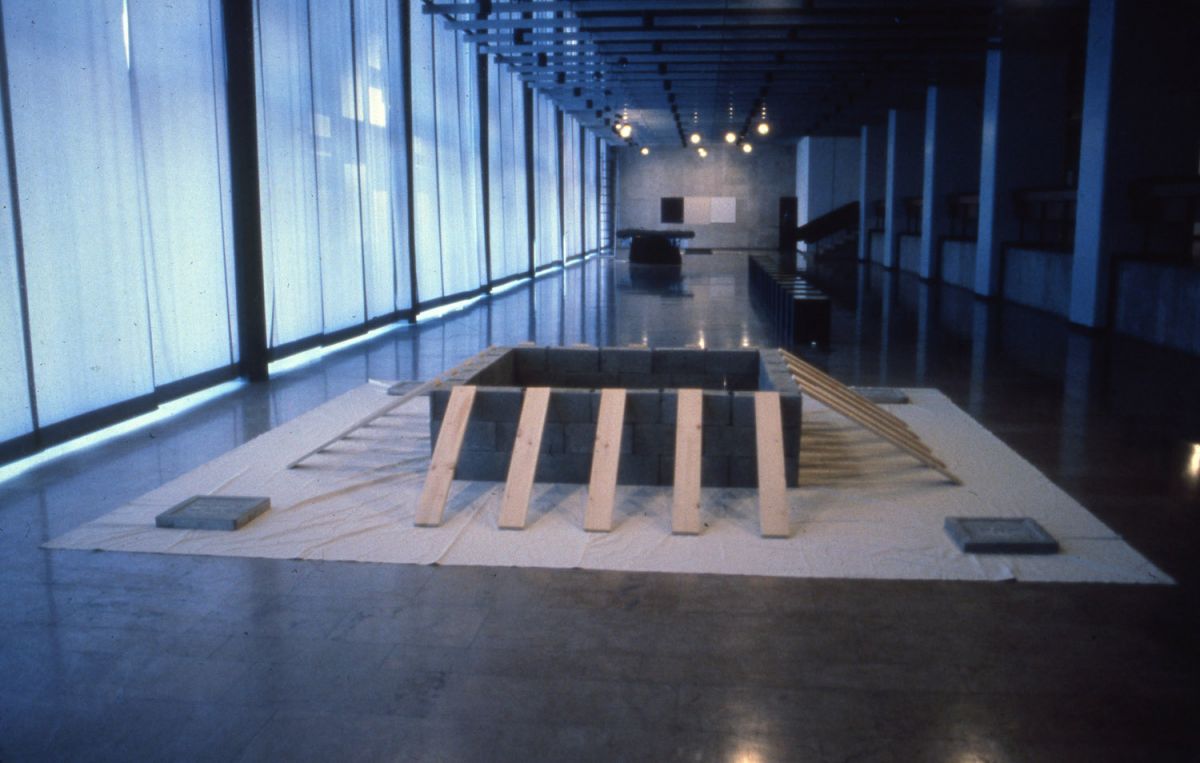 Cekw067051 Cengiz Çekil, <i>Fani Bir Anıt No: 2 </i>(1990), <i>8 Sanatçı 8 İş: B</i> sergisinden görünüm, Atatürk Kültür Merkezi (İstanbul), 1990-91
Salt Araştırma, Cengiz Çekil Arşivi