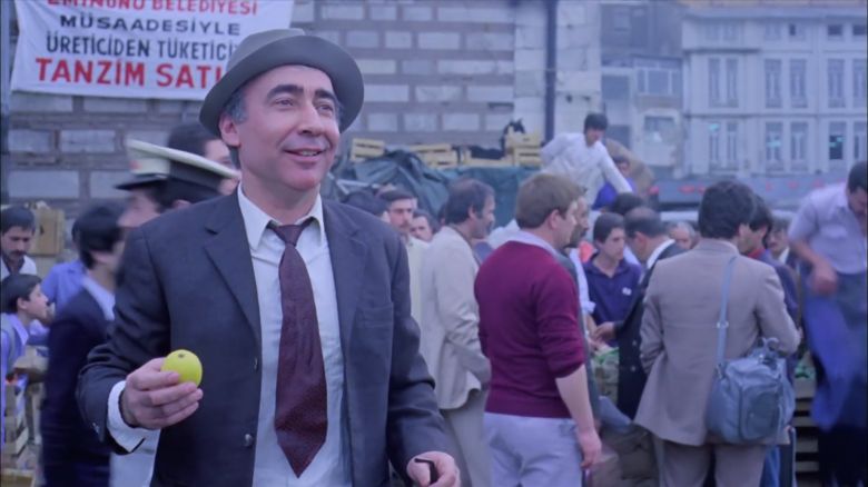 Çıplak Vatandaş (1985) filminden bir kare <i>Çıplak Vatandaş</i> (1985) filminden bir kare ©Uzman Filmcilik