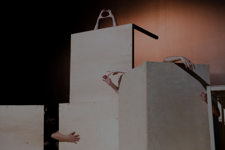 Daire <i>a tangible blue</i> [somut bir mavi] performansından bir kare
Fotoğraf: Nurefşan Gözütok