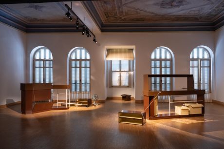 Dsc 4263 Metincan Güzel, <i>Too Close To Home</i> [Eve Fazlasıyla Yakın] (2023–süregelen), Barajdan Sızanlar sergisinden görünüm, Salt Beyoğlu, 2026
Fotoğraf: Metean Bars (Salt)