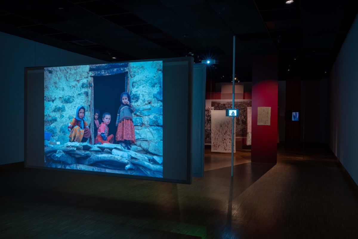 Dsc 4277 Evrim Kaya, <i>İzle!</i> (2026), <i>Barajdan Sızanlar </i>sergisinden görünüm, Salt Beyoğlu, 2026<br />
Fotoğraf: Metean Bars (Salt)<br />
