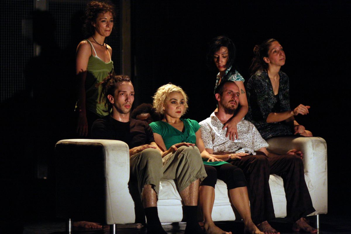 Enginar Çıplak Ayaklar Kumpanyası’nın performanslarından bir kare