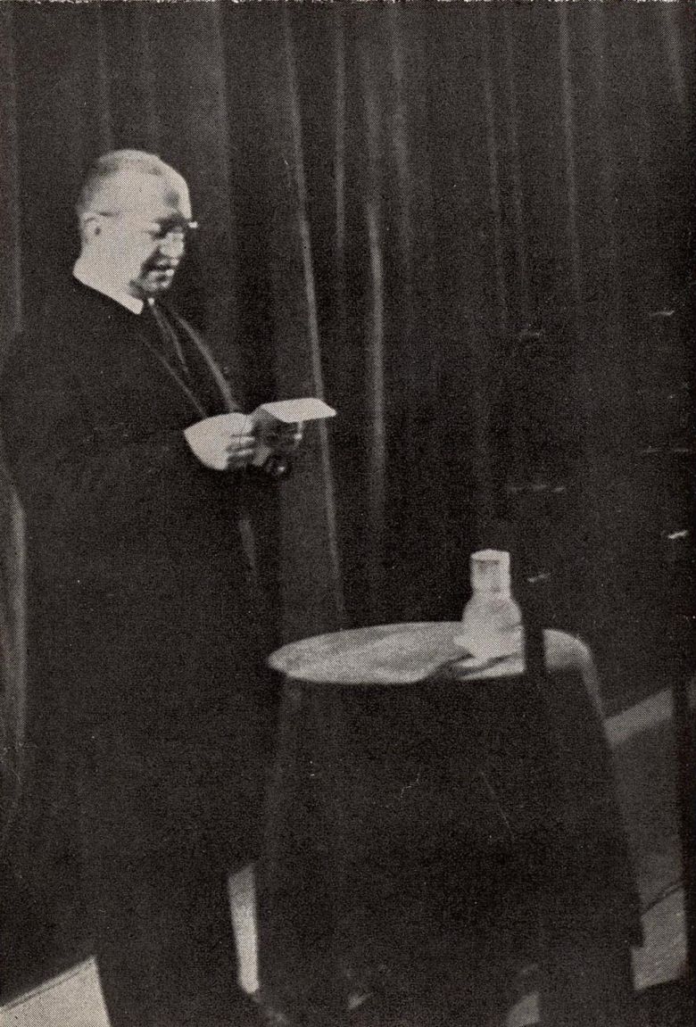 Fft720035 Memduh Şevket Esendal nutkunu söylerken
Salt Araştırma, Feridun Fazıl Tülbentçi Arşivi 
