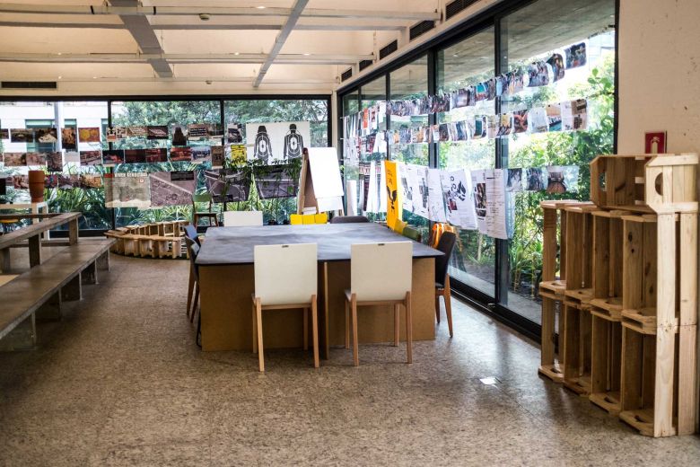 Foto8 Contrafilé Group, <i>Device Space, Playgrounds 2016</i> sergisinden görünüm, São Paulo Museum of Art, 2016
Fotoğraf: Julio Cardoso/Collection Contrafilé Group