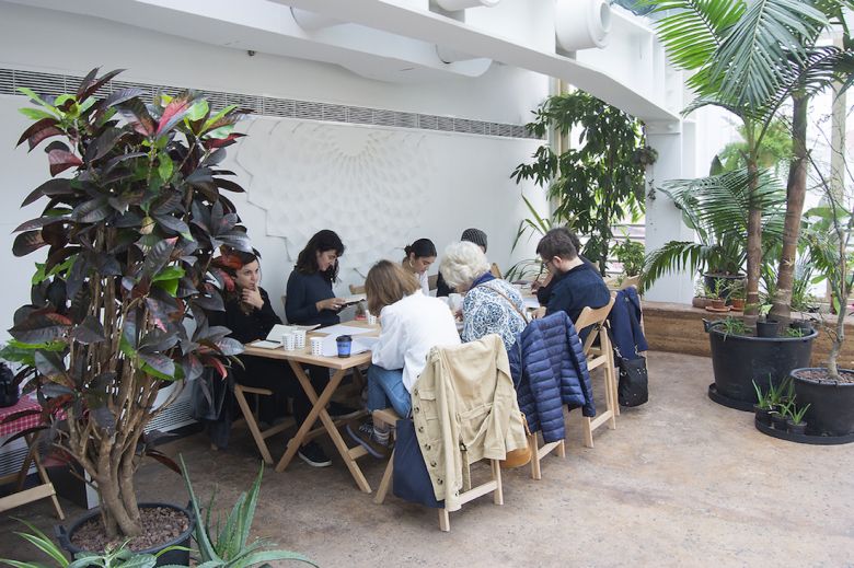 Foto 2 Mustafahazneci Saltbeyoglu Kisbahcesi Merve Ünsal’ın 20 Ekim’de Kış Bahçesi’ndeki ilk okuma seansından
Fotoğraf: Mustafa Hazneci, SALT Araştırma ve Programlar