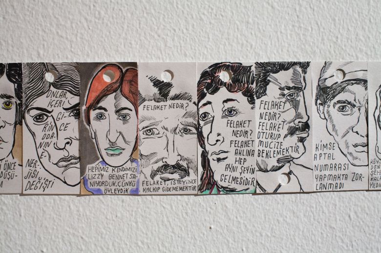 sarsılmaz.temel Nazım Hikmet Richard Dikbaş, <i>Sarsılmaz Temel</i>, 2016
<i>Cümleden öteye bir şehir vardı</i>, SALT Ulus, 2016
Fotoğraf: Cemil Batur Gökçeer 
