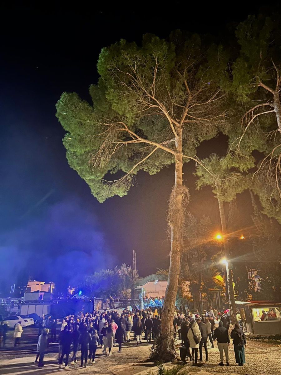 G16 Depremin Birinci Yldonumu Anmas Arsuz Otel giriş avlusunda depremin ilk yıldönümü anması, Şubat 2024<br />
Fotoğraf: Yasemin Mıstıkoğlu<br />
