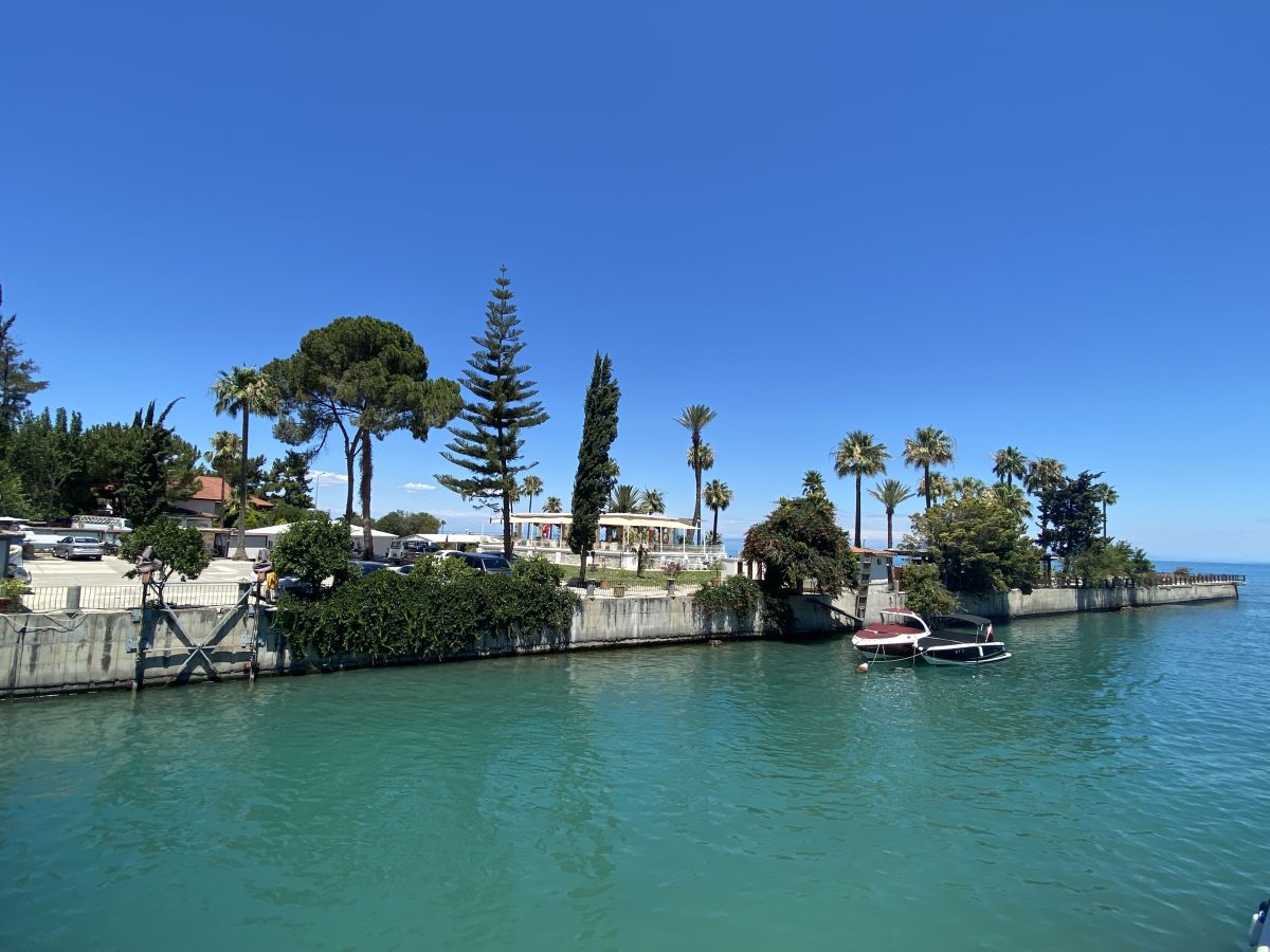 G17 Arsuz Otel Guncel Durum Arsuz Otel arazisinin Arzu Çayı’ndan bakışla güncel görünümü<br />
Yazarın kendi arşivi<br />
