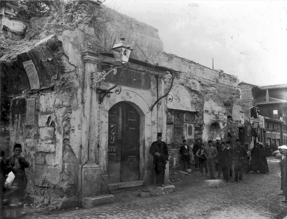 Genc 1 Şekil 3. Bugün yok olan Ebulfazl Mahmut Efendi Medresesi’nin giriş fotoğrafı (Encümen Arşivi).<br /><br />
