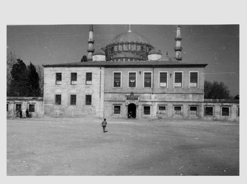 Genc 13 Şekil 20. İstanbul, Süleymaniye Külliyesi; darülkurranın onarım öncesi görünüşü (A. S. Ülgen Arşivi).