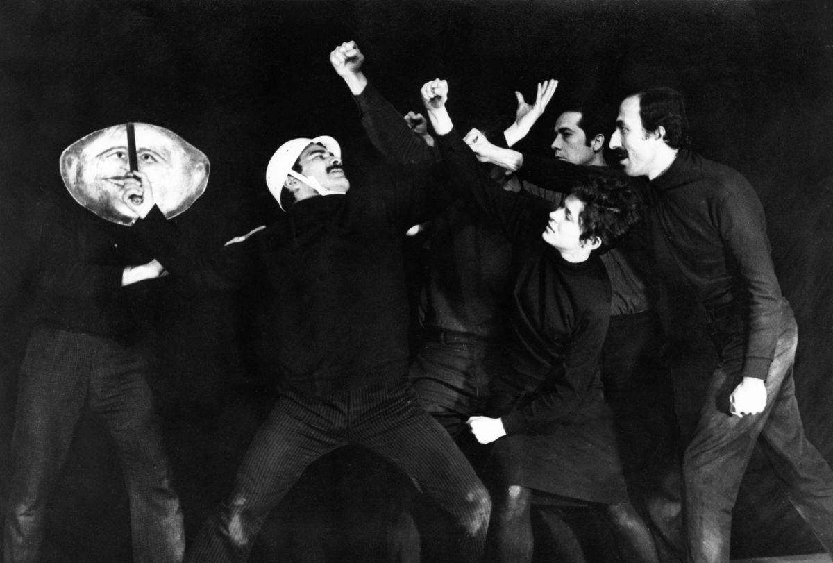 Gorsel 0 Kapak Devrim İçin Hareket Tiyatrosu oyuncularının Aksaray’daki Türkiye Öğretmenler Sendikası (TÖS) Salonu’nda oynadıkları <i>Grev</i> oyunundan bir kare, 1968-1971
Kadir Has Üniversitesi Ulusal Kültür Belgeliği Ali Özgentürk Arşivi
