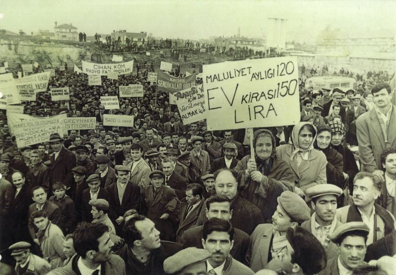 Gorsel 1 Saraçhane Mitingi, 31 Aralık 1961 (İsmail Topkar Arşivi)
Barış Alp Özden, “Siyasal, Sosyal ve Ahlaki Bir Sorun Olarak İşçi Sınıfı Meskenleri: 1940’lı ve 1950’li Yıllarda Reform Tartışmaları” (2018)