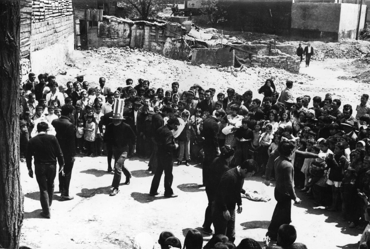 Gorsel 1 Devrim İçin Hareket Tiyatrosu oyuncularının Hasanpaşa’da oynadıkları <i>Köprü</i> oyunu<br />
Kadir Has Üniversitesi Ulusal Kültür Belgeliği Ali Özgentürk Arşivi<br />
