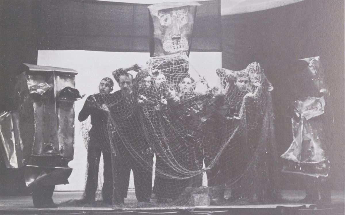 Gorsel 10 Kuzgun Acar’ın masklarıyla İşçinin Tiyatrosu, <i>Vatan Yahut Amerika</i> oyununu sahnelerken, <i>Les Voies de la Création Théâtrale</i>, Cilt: XII, 1984