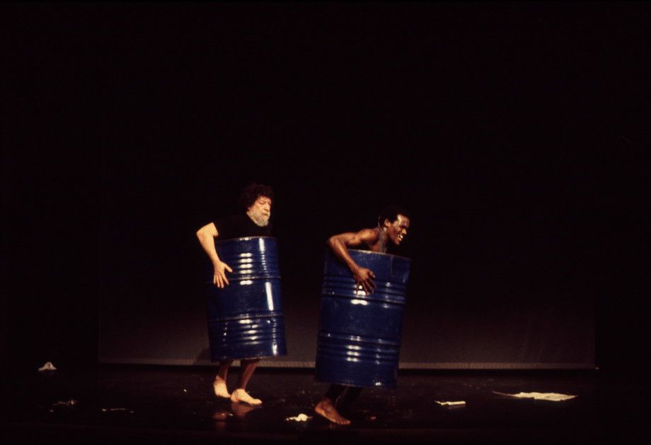 Gorsel 12 Théâtre de Liberté’nin sahnelediği, Nâzım Hikmet’in <i>Le Nuage amoureux</i> [Sevdalı Bulut] oyunundan<br />
Florence Gruère Arşivi 