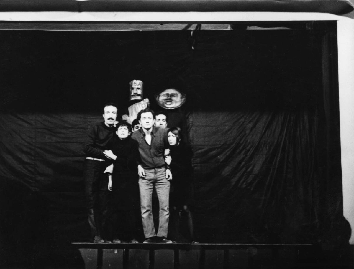 Gorsel 14 Sadık Karamustafa oyuncu olarak Devrim İçin Hareket Tiyatrosu’nun Aksaray’daki Türkiye Öğretmenler Sendikası (TÖS) Salonu’nda oynadığı <i>Amerika</i> oyununda, 1968-1971 <br />
Kadir Has Üniversitesi Ulusal Kültür Belgeliği Ali Özgentürk Arşivi<br />
