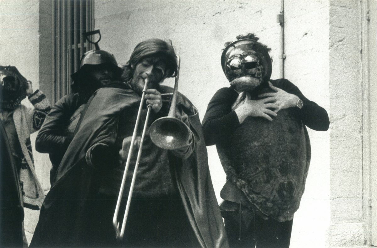 Gorsel 17 Kuzgun Acar’ın <i>Théâtre de Liberté’nin Le Cercle de craie caucasien</i> [Kafkas Tebeşir Dairesi] oyunu için tasarladığı mask ve kabuk-kostüm<br />
Metin Deniz Arşivi<br />
