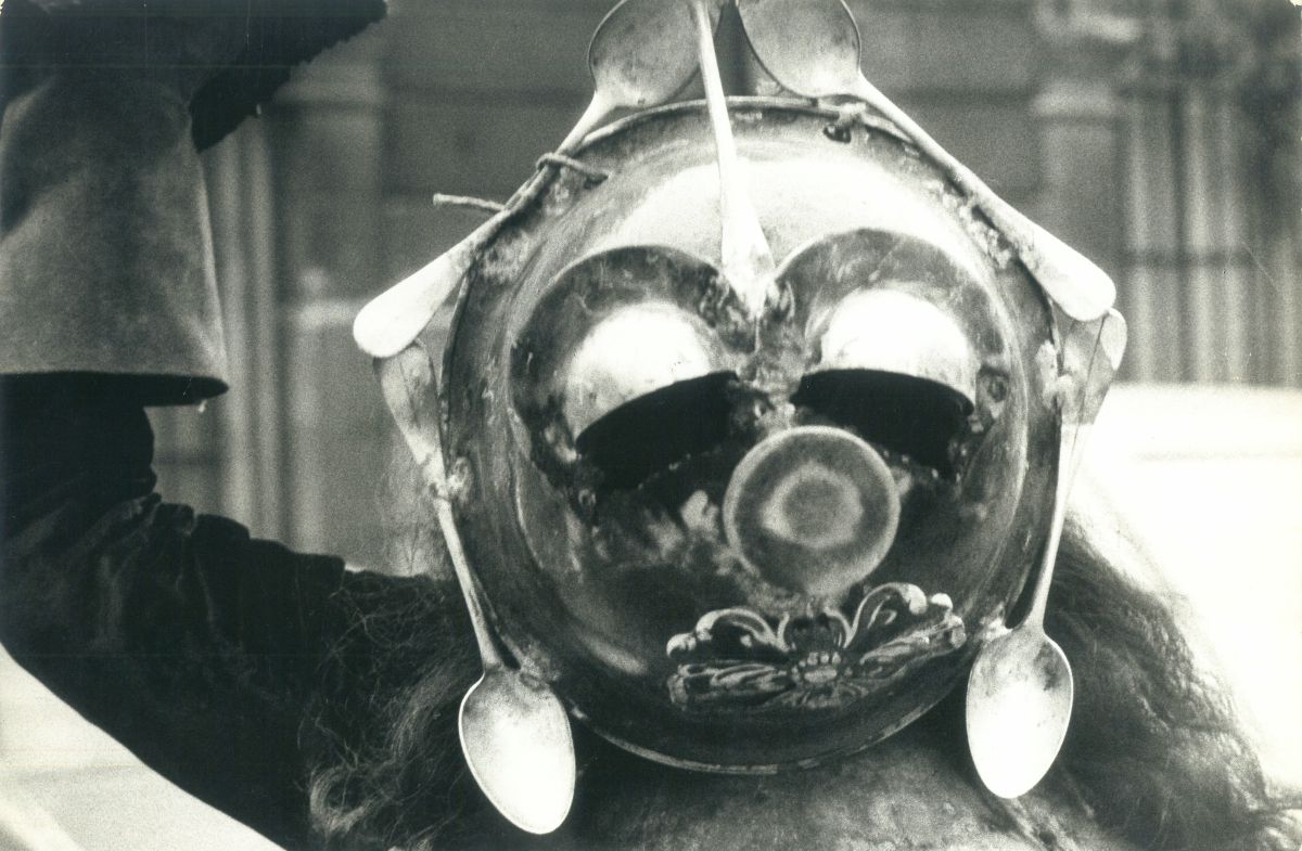 Gorsel 18 Kuzgun Acar’ın <i>Théâtre de Liberté’nin Le Cercle de craie caucasien</i> [Kafkas Tebeşir Dairesi] oyunu için yaptığı masklardan biri<br />
Metin Deniz Arşivi<br />
