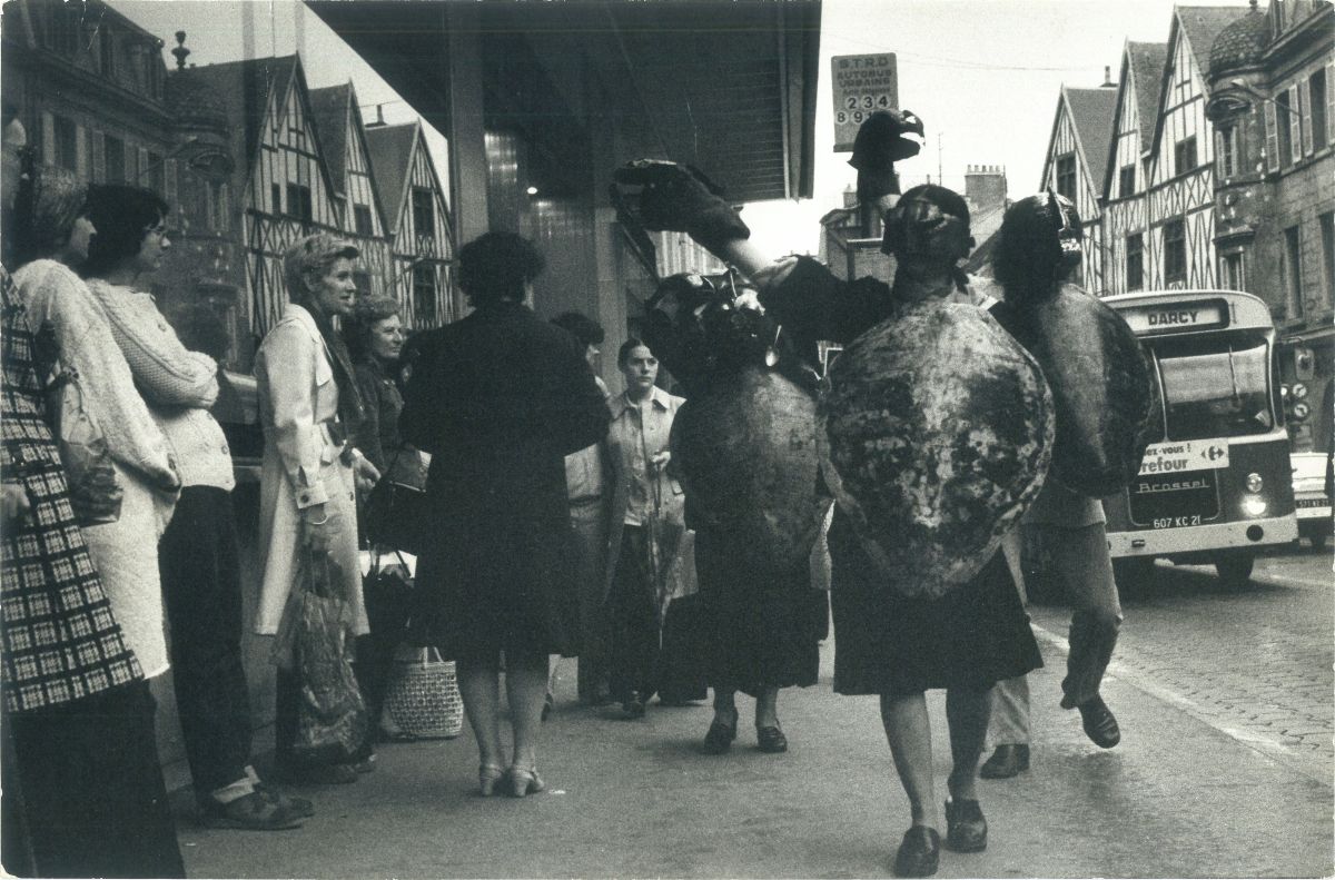 Gorsel 2 Théâtre de Liberté oyuncularının Fransa’da <i>Le Cercle de craie caucasien</i> [Kafkas Tebeşir Dairesi] oyunu için sokak çağrısı<br />
Metin Deniz Arşivi<br />
