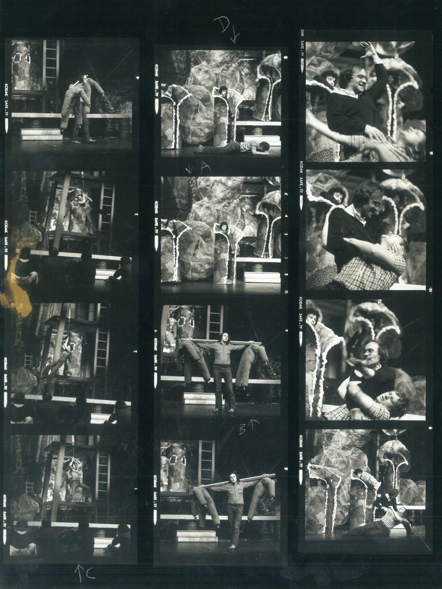 Gorsel 24 Metin Deniz’in, Théâtre de Liberté’nin <i>Macbeth</i> oyunu için tasarladığı dekor-kostümler<br />
Metin Deniz Arşivi<br />
