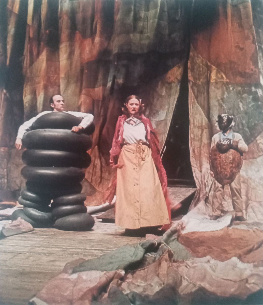 Gorsel 25 Metin Deniz’in, Théâtre de Liberté’nin <i>Le Cercle de craie caucasien</i> [Kafkas Tebeşir Dairesi] oyunu için yaptığı sahne tasarımı, <i>L’objet Théâtral</i>, Sayı: 40<br />
Centre National de Documentation Pédagogique (CNDP)<br />
