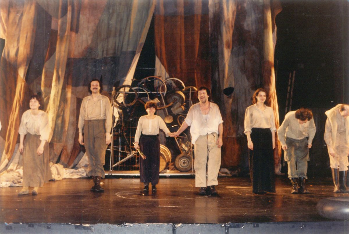 Gorsel 26 Théâtre de Liberté’de Deniz’in yönettiği, Ulusoy’un oyuncu olduğu <i>Le Cercle de craie caucasien</i> [Kafkas Tebeşir Dairesi] sahnelemesi<br />
Metin Deniz Arşivi<br />
