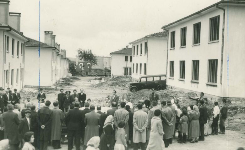 Gorsel 2 1 1950’ler ortasında Paşabahçe’de kooperatif evlerinin dağıtım töreni, <i>Camın İşçileri</i>, İstanbul: İletişim Yayınları, 2014