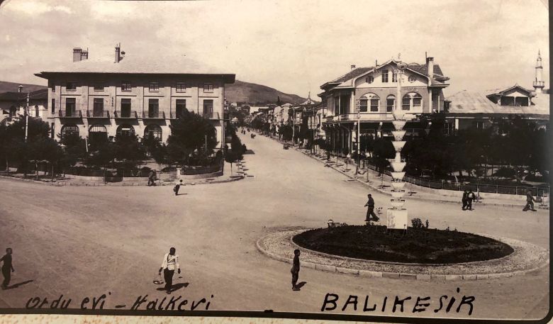 Gorsel 3 Şehir Kulübü, Halkevi ve Askerî Mahfel, <i>Balıkesir'de Zaman ve Mekân</i>, Balıkesir Belediyesi Kent Arşivi Yayınları No: 6, 2012