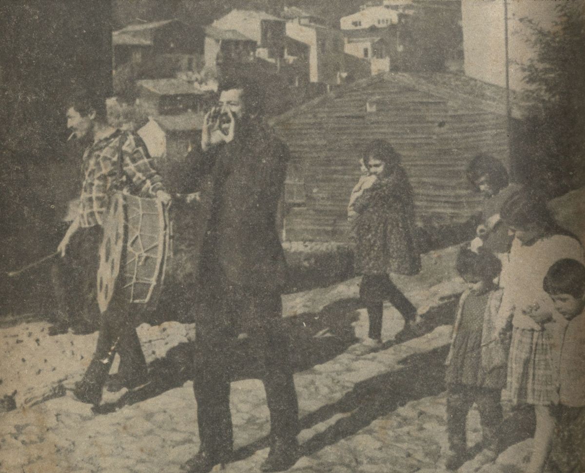 Gorsel 6 Mehmet Ulusoy, Ortaköy sırtlarında oyun çağrısında, <i>Tiyatro 72</i>, Sayı: 4, Mart 1972<br />
İBB Atatürk Kitaplığı Arşivi<br />
