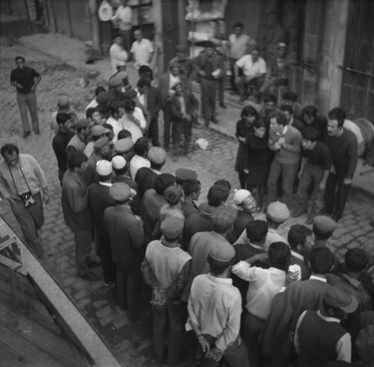 Gorsel 7 Devrim İçin Hareket Tiyatrosu, Kadıköy amele pazarında, Haziran 1969<br />
Kadir Has Üniversitesi Ulusal Kültür Belgeliği Ali Özgentürk Arşivi<br />
