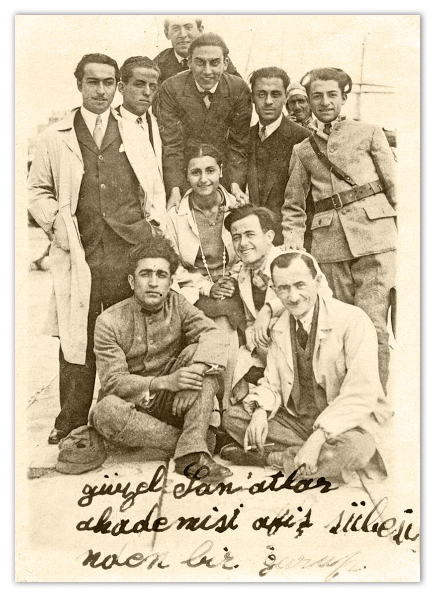 Gorsel12 1930lar Suavi Sonar Ihsan Cizakca Latif Aris “Güzel san’atlar akademisi afiş şübesinden bir gurup” (Ömer Durmaz eliyle Koray Ariş Arşivi)<br /><br />
