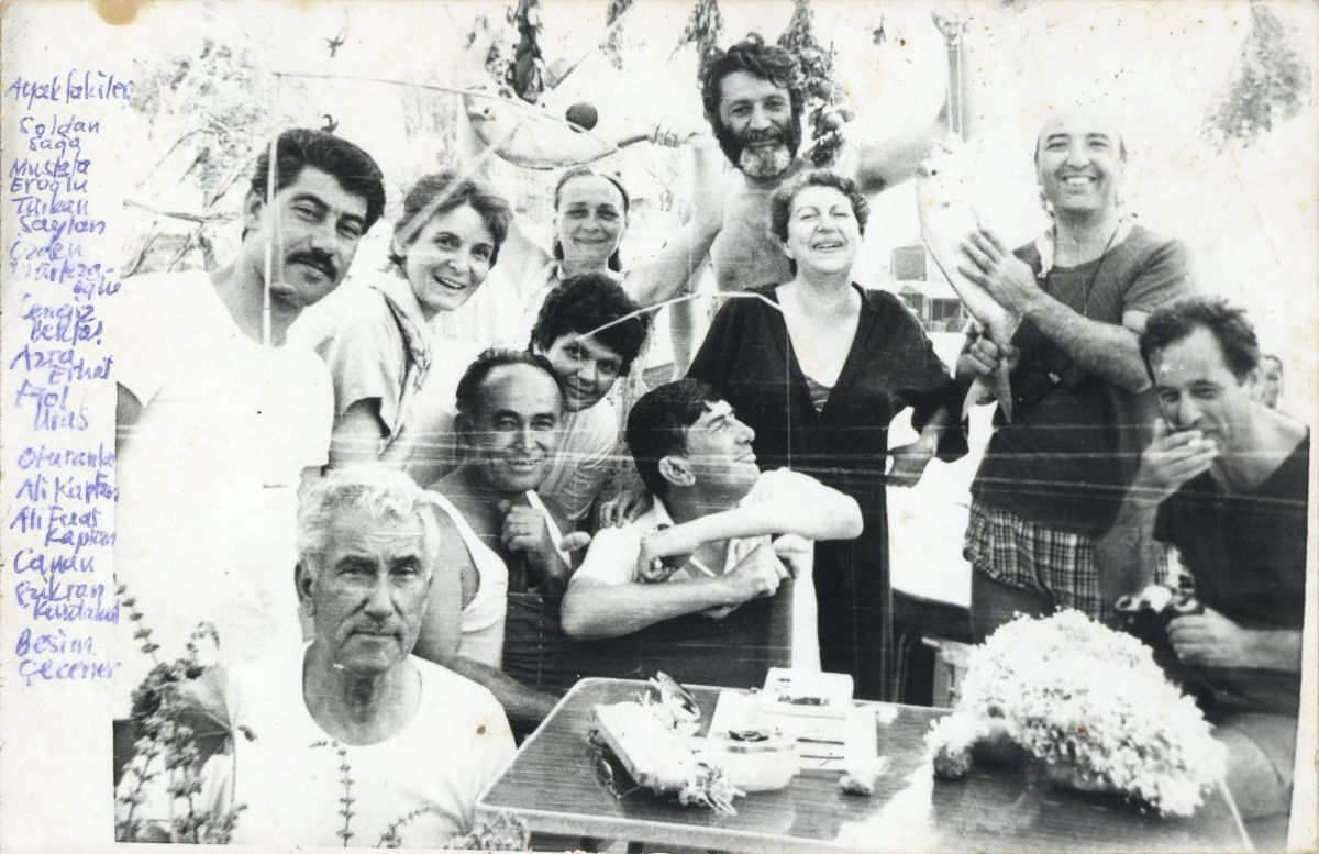 Gorsel1 Tcbh132401 Azra Erhat, Cengiz Bektaş ve arkadaşları Mavi Yolculuk'ta, 1981 (Fotoğrafın arkasında “1981 Mavi yolcular bereketli balık avı sonrası” yazılı) 
Salt Araştırma, Cengiz Bektaş Arşivi