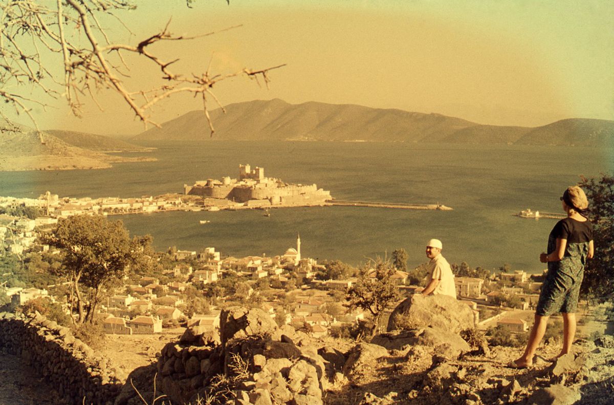 Gorsel4 Tcbh040304036 Bodrum’dan görünüm (Cengiz Bektaş’ın Bodrum gezisi sırasında çektiği fotoğraflar; 35mm, renkli pozitif film)<br />
Salt Araştırma, Cengiz Bektaş Arşivi<br />
