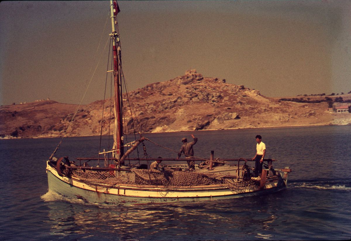 Gorsel5 Tcbh040304033 Bodrum’da bir tekne (Cengiz Bektaş’ın Bodrum gezisi sırasında çektiği fotoğraflar; 35mm, renkli pozitif film)<br />
Salt Araştırma, Cengiz Bektaş Arşivi