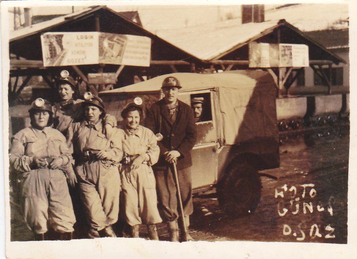 Gorsel 2 Maden mühendisi Fahrettin Çevirgen’in eşliğinde Değirmisaz maden ocağını gezen mühendis ve memur eşleri, Kütahya, 1950’ler
Yılmaz Uzun Arşivi