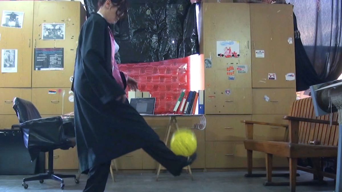 Gorsel 2 Cumhurkadn Gülçin Aksoy’un <i>Cumhur Kadın</i> (2013) videosundan bir kare <br />
