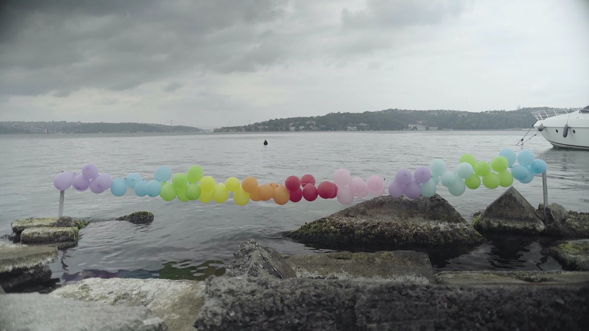 Gorsel Image 1 Eniyidileklerimle 2019 Volkan Aslan’ın 2019 tarihli <i>En İyi Dileklerimle</i> videosundan bir kare (sanatçının izniyle)