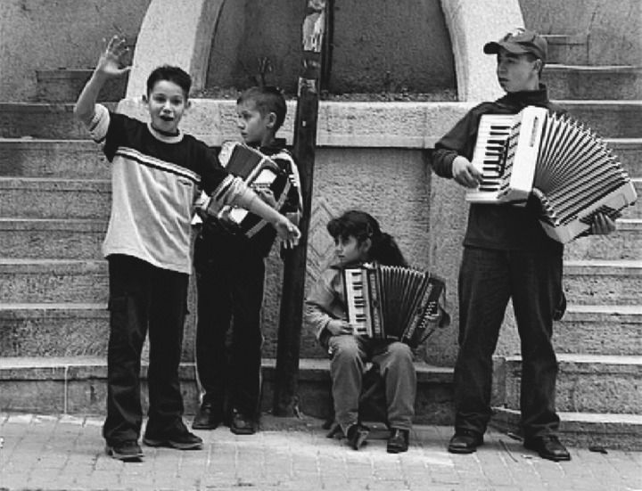 Gulsun 1 Fig. 2. Gülsün Karamustafa, <i>Stairway</i> (2001), video still, 4'46". Im Zeichen Der Stadt, Kunstmuseum, Bonn.