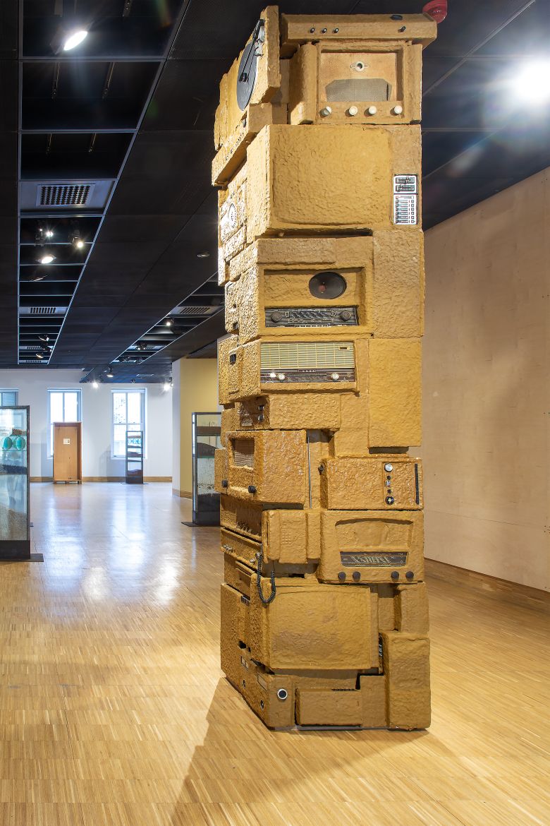 Hb Tur Web Gorsel Handan Börüteçene, <i>Kitle İletişimsizlik Araçları vs vs zzzz….bızzzz</i> (1987/2023)
Fotoğraf: Mustafa Hazneci (Salt)
