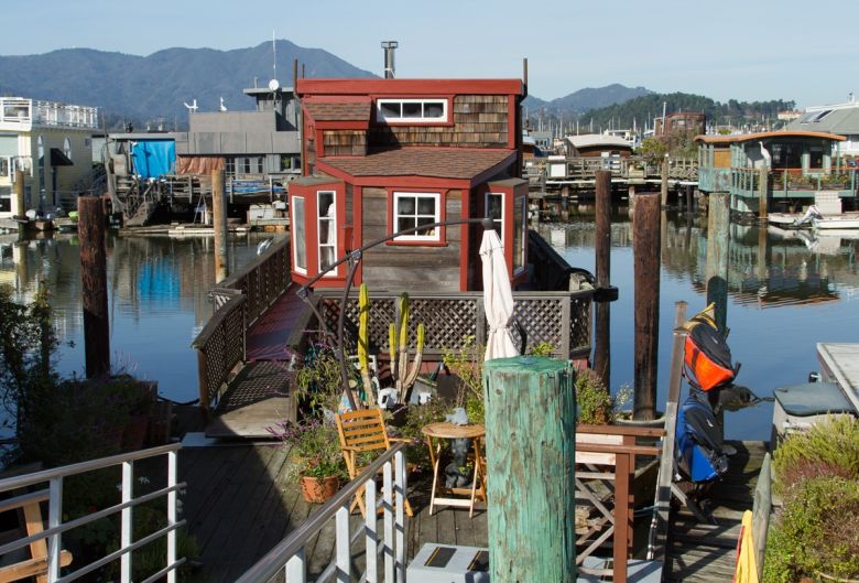 Houseboat Community In Sausalito Tekne evleri topluluğu, Sausalito, Marin, Kaliforniya<br/>Kaynak: Wikipedia