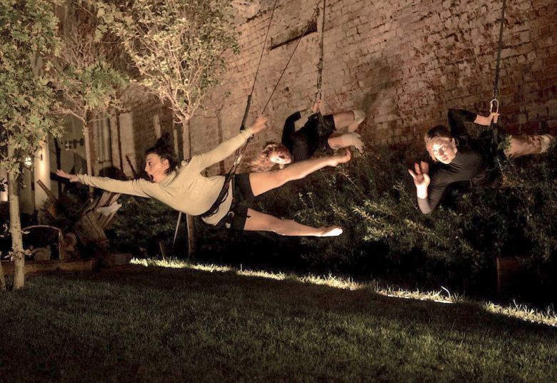 Hucre Dunyadabirkose 2017 Foto Muratdurum <i>Hücre</i> performansından fotoğraf: Murat Dürüm (bomontiada ALT / <i>Dünyada Bir Köşe</i>, 2017)
Konsept ve koreografi: Tuğçe Ulugün Tuna. Dans Sanatçıları: Pınar Akyüz, Ahu Kınoğlu, Begüm Balcıoğlu, Su Güzey. Müzik: Vahit Tuna [Melt 2008].”