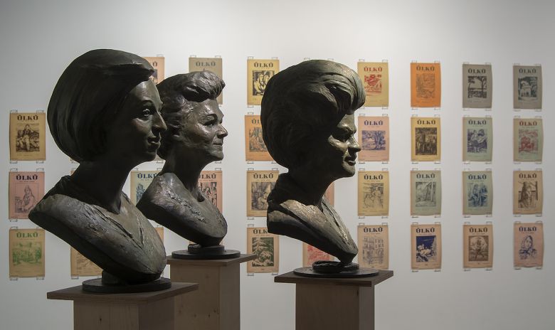 Idealistmektep Uretkenatolye Metin Yurdanur’un <i>Sevdiğim Yüzler</i> serisinden Hidayet Telli (2005), Nevide Gökaydın (2004) ve Mürşide İçmeli (2007) büstleri
<i>İdealist Mektep, Üretken Atölye</i>, SALT Galata
Fotoğraf: Mustafa Hazneci